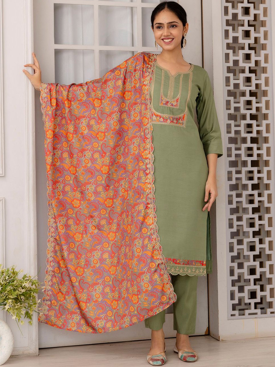 

DIVASTRI Ethnic Motifs Yoke Design Straight Kurta With Trouser & Dupatta, Green