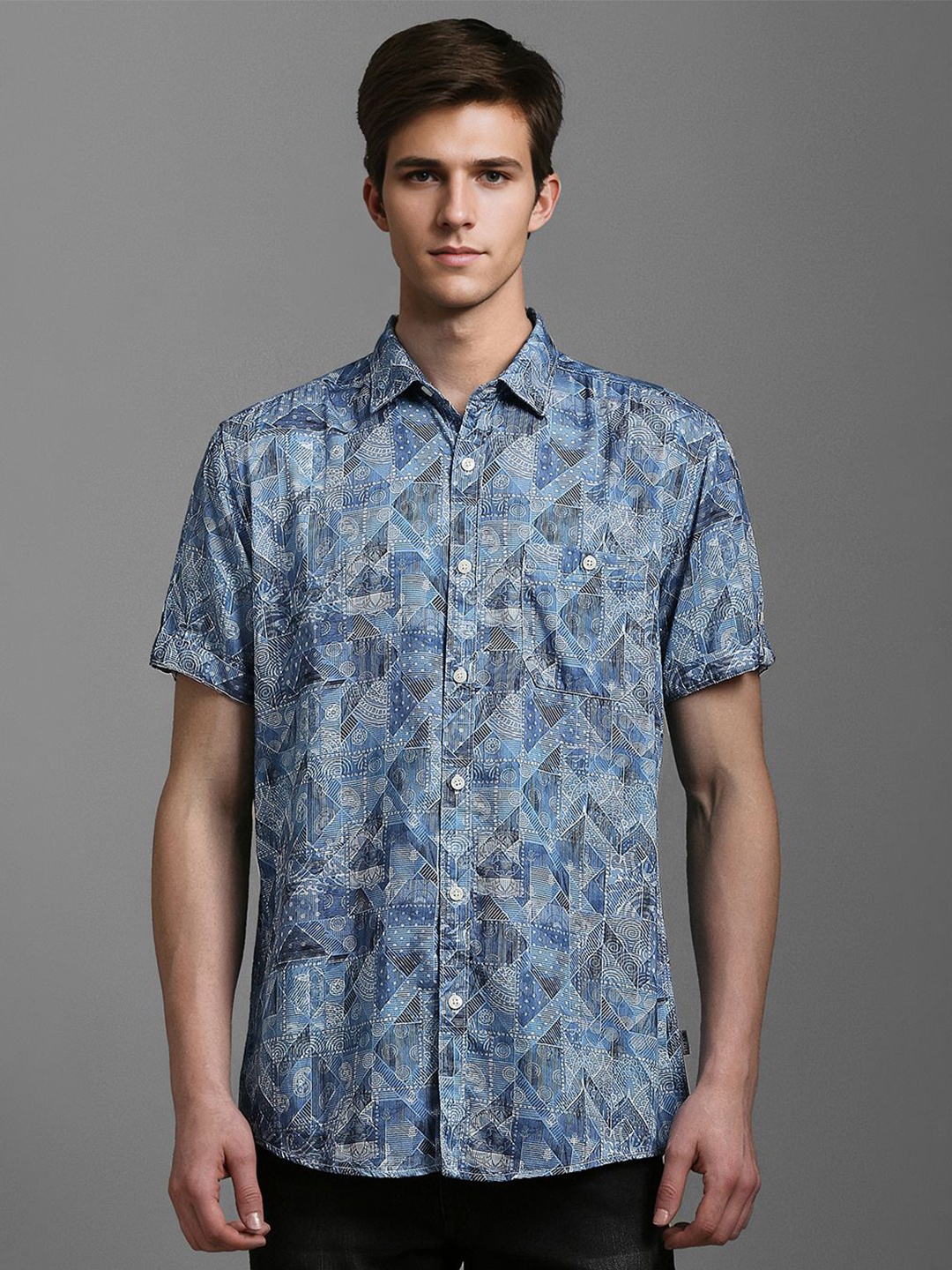 

Louis Philippe Jeans Men Spread Collar Geometric Printed Cotton Slim Fit Casual Shirt, Blue