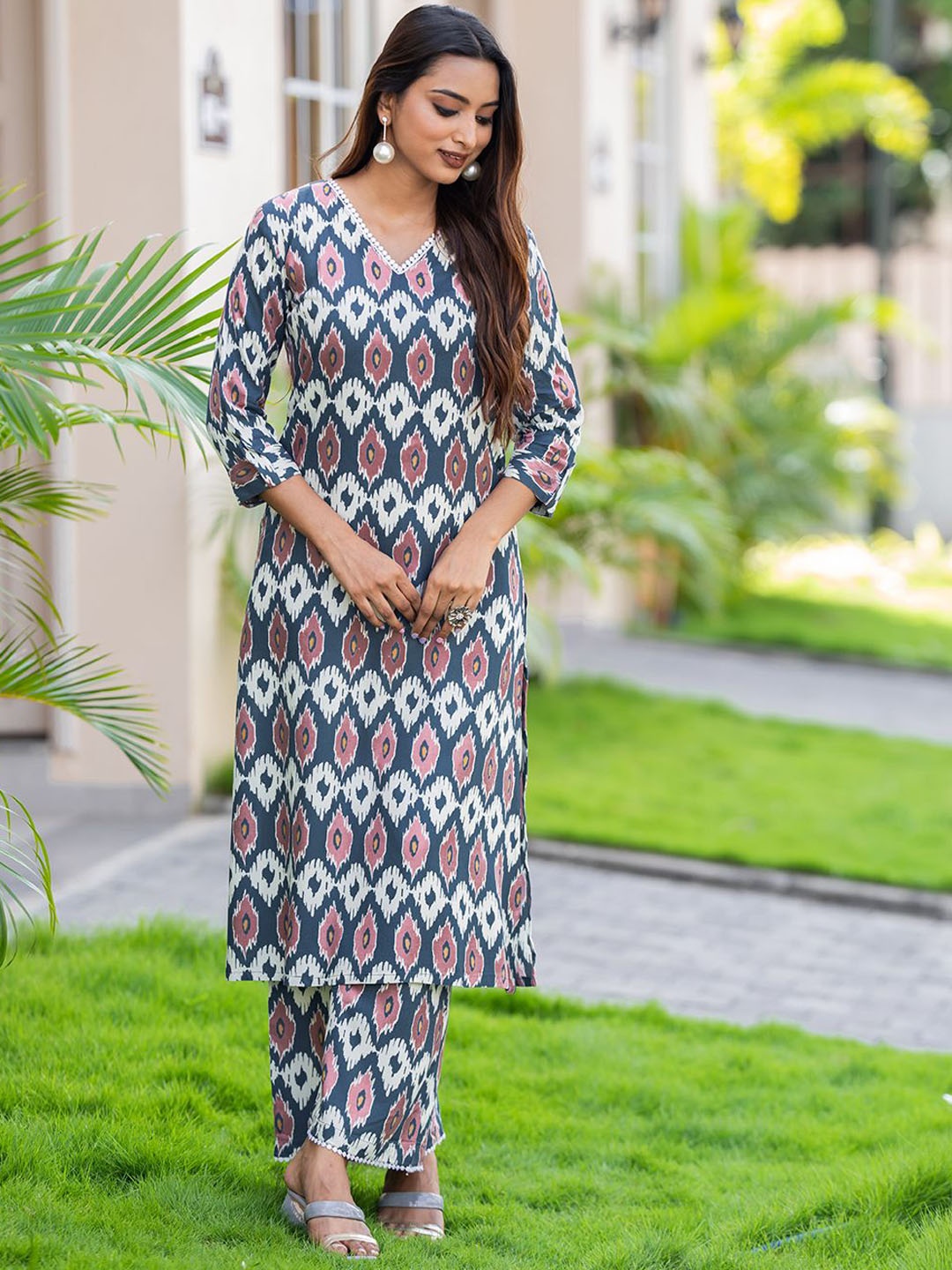 

MITTOO Ethnic Motifs Printed Straight Kurta with Trousers, Grey