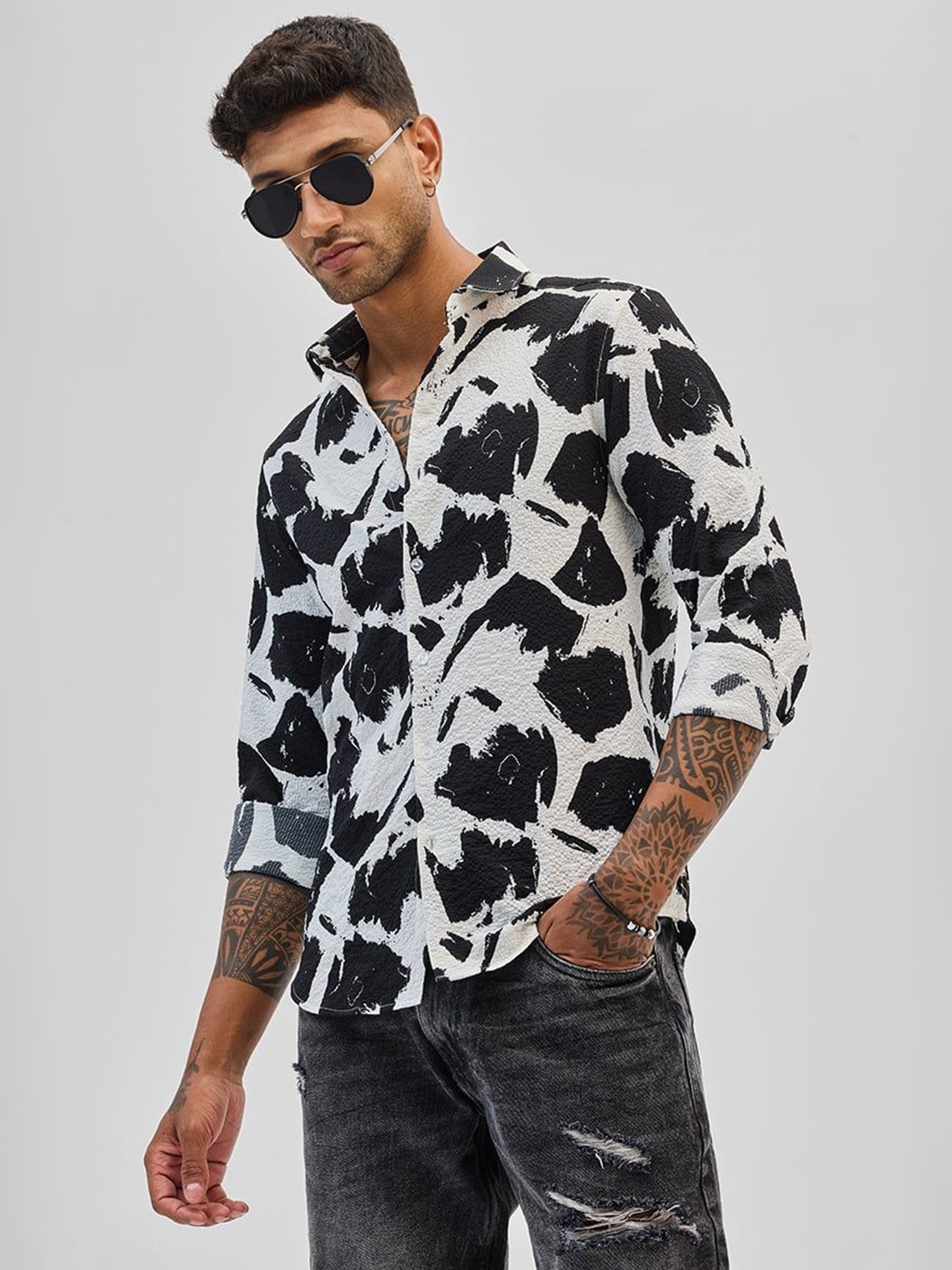 

Snitch Men Smart Spread Collar Abstract Printed Casual Shirt, White