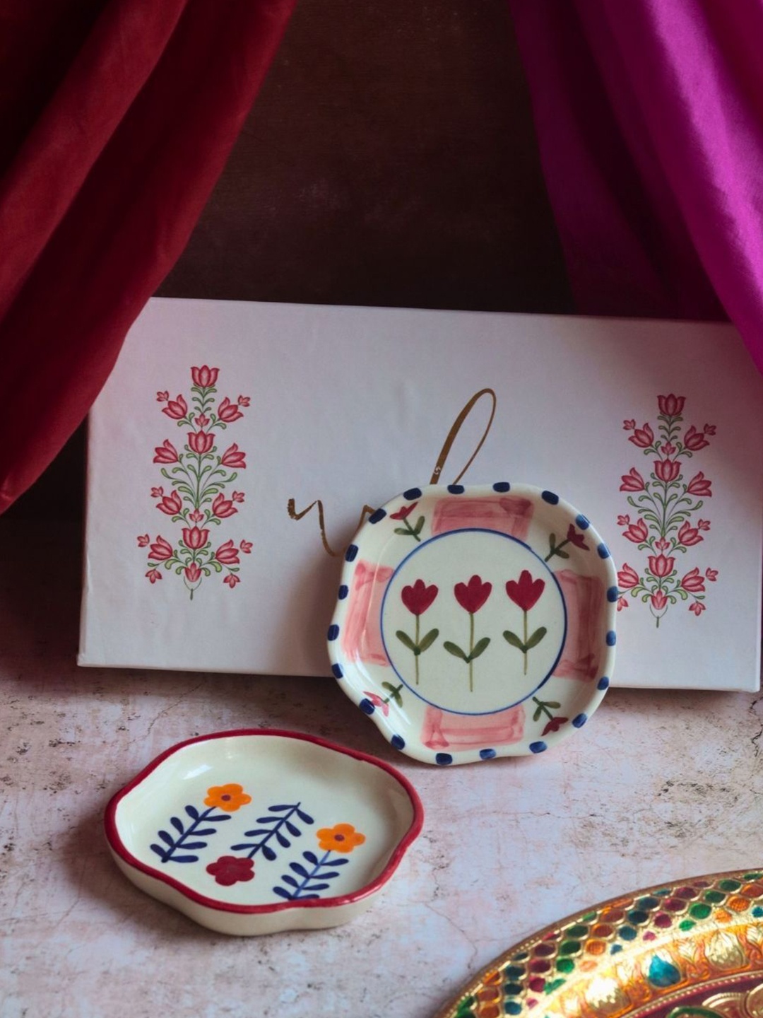 

WEAVING HOMES Red & White 2 Pieces Printed Ceramic Dishwasher Safe Dessert Plates