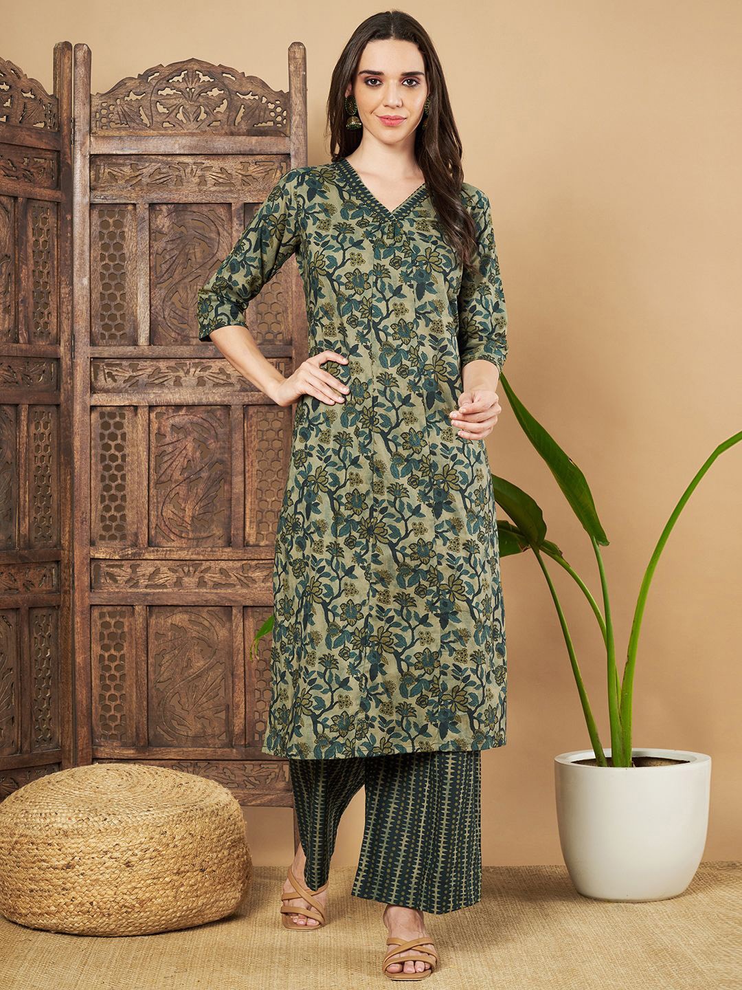 

COTLAND FASHION Floral Printed Gotta Patti Pure Cotton Straight Kurta With Palazzo, Green