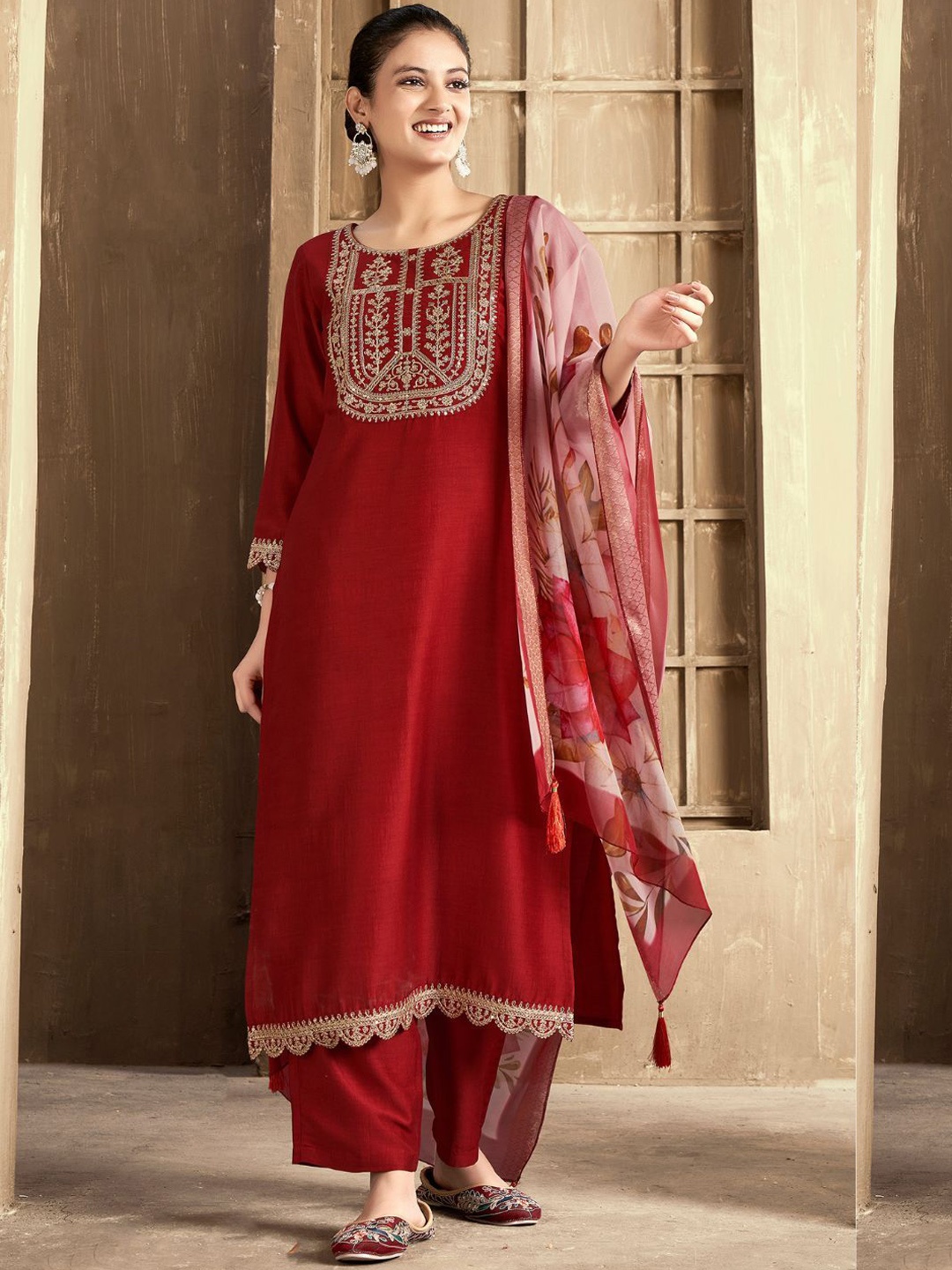 

J Turritopsis Floral Embroidered Round Neck Sequinned Kurta With Trouser With Dupatta, Rust