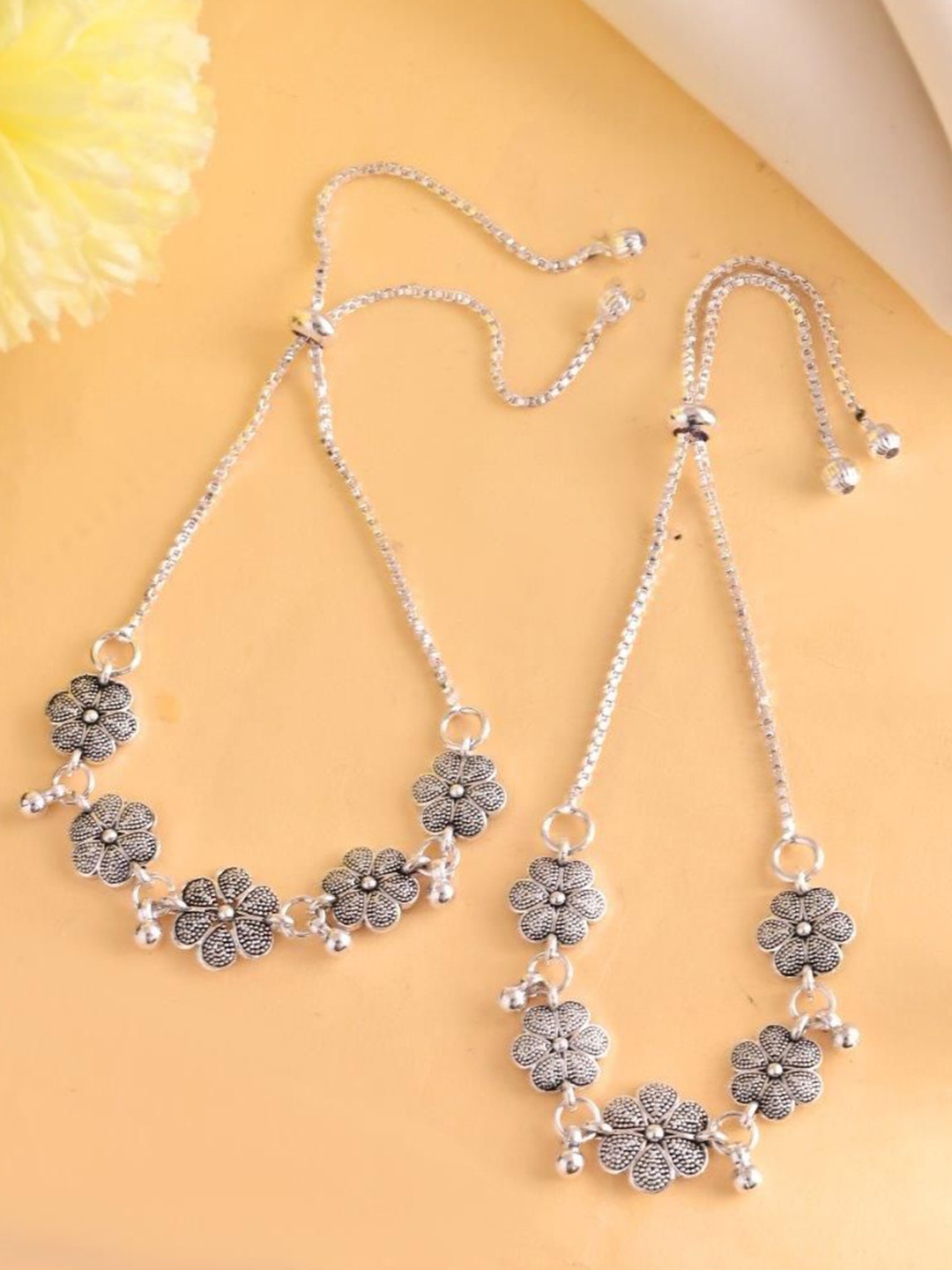 

VOJ Set Of 2 Silver-Plated Traditional Flower Shaped Artificial Beaded Anklets