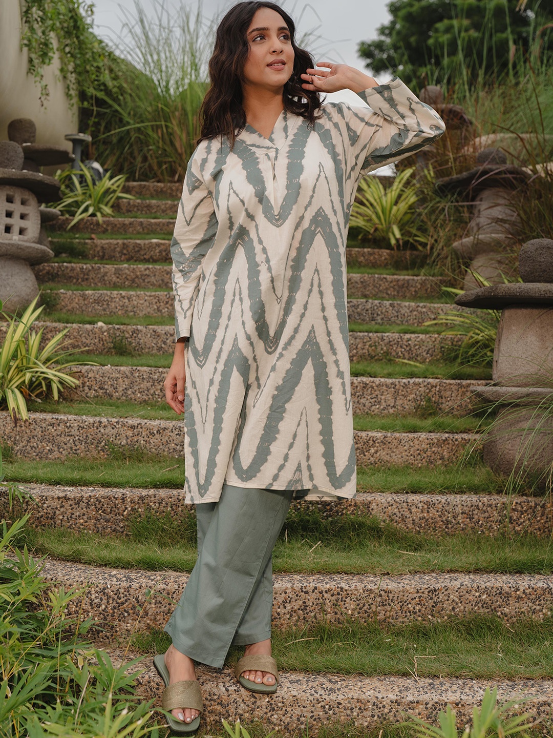 

Zeyo Chevron Printed V-Neck Three-Quarter Sleeves Top With Trouser, Green