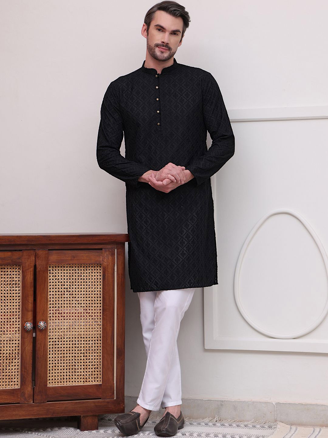 

Jompers Floral Embroidered Mandarin Collar Regular Pure Cotton Straight Kurta With Pyjama, Black