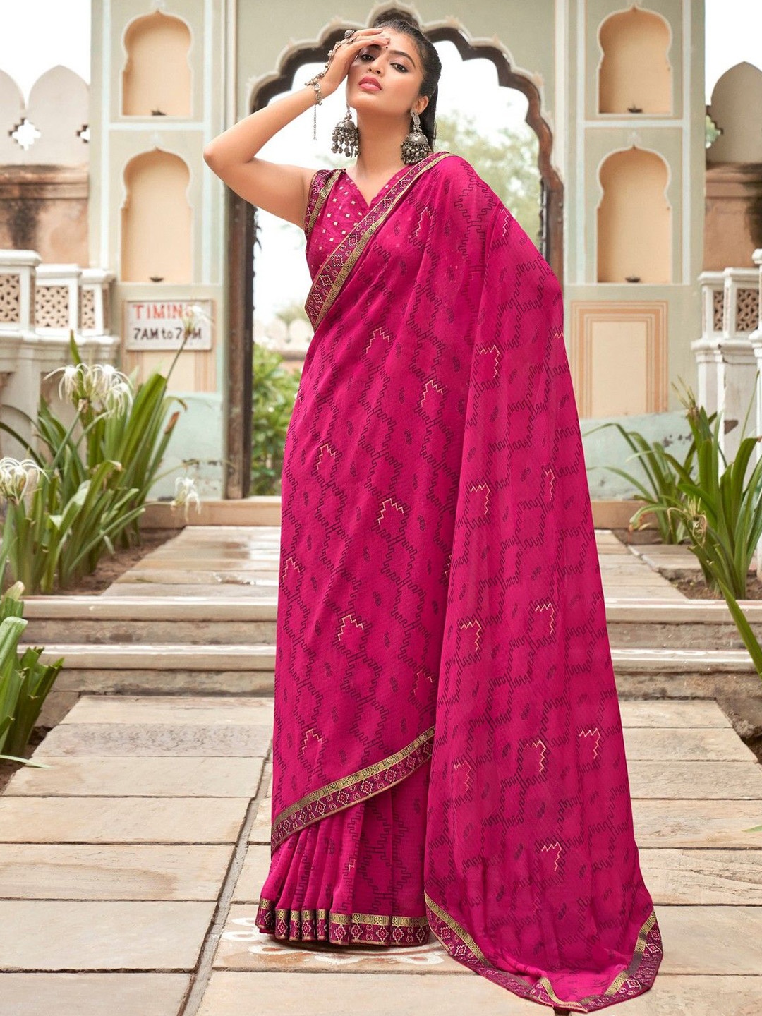 

DIVASTRI Geometric Printed Saree, Pink