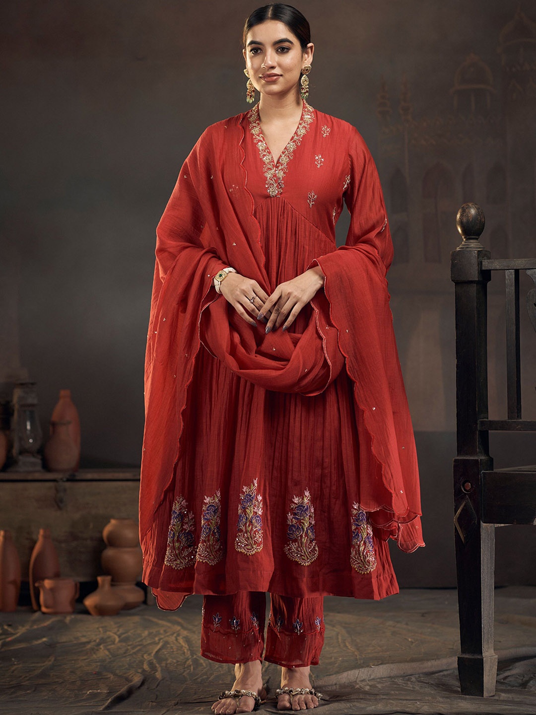 

HIRIKA&DHRUTI Women Embroidered Chanderi Silk Kurta with Harem Pants & With Dupatta, Red