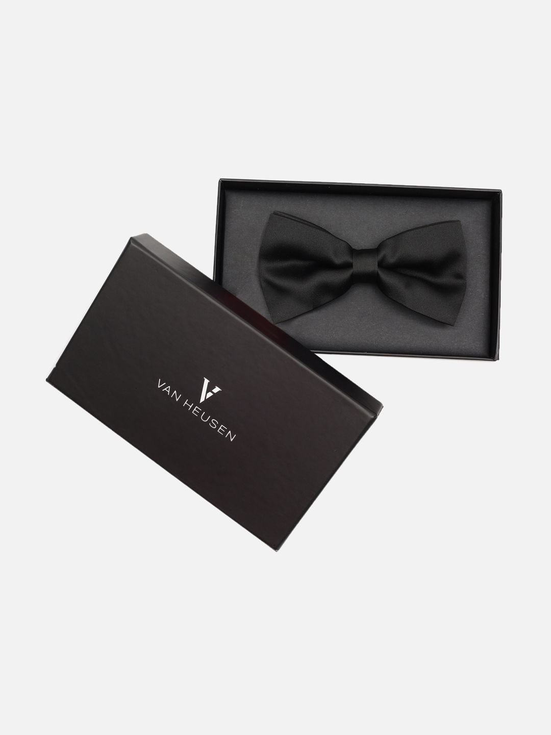 

Van Heusen Men Bow Tie, Black