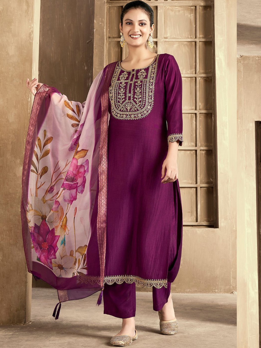 

J Turritopsis Floral Embroidered Round Neck Sequinned Kurta With Trouser With Dupatta, Burgundy