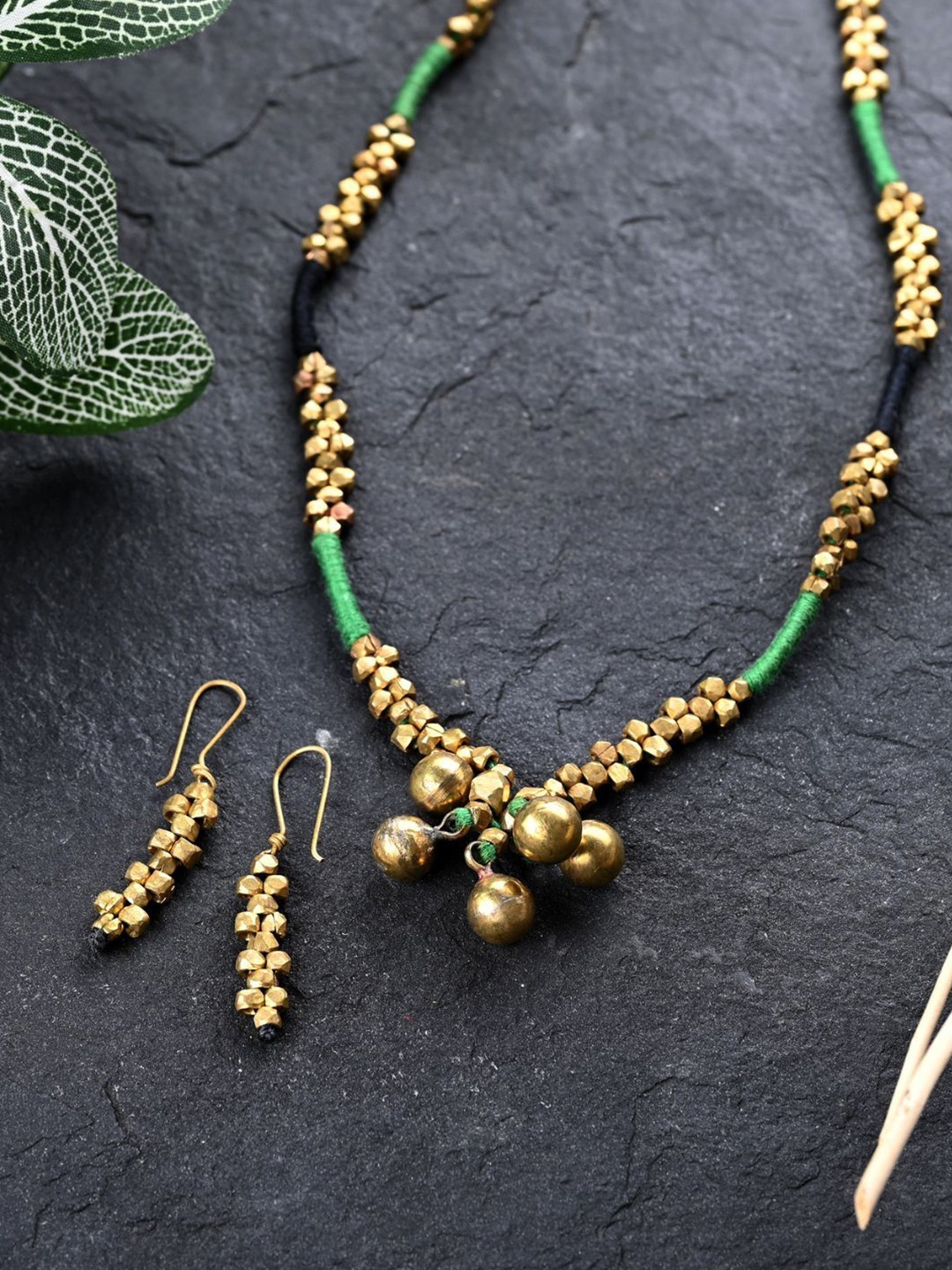 

ArtEastri Beaded Pendant and Earrings, Green