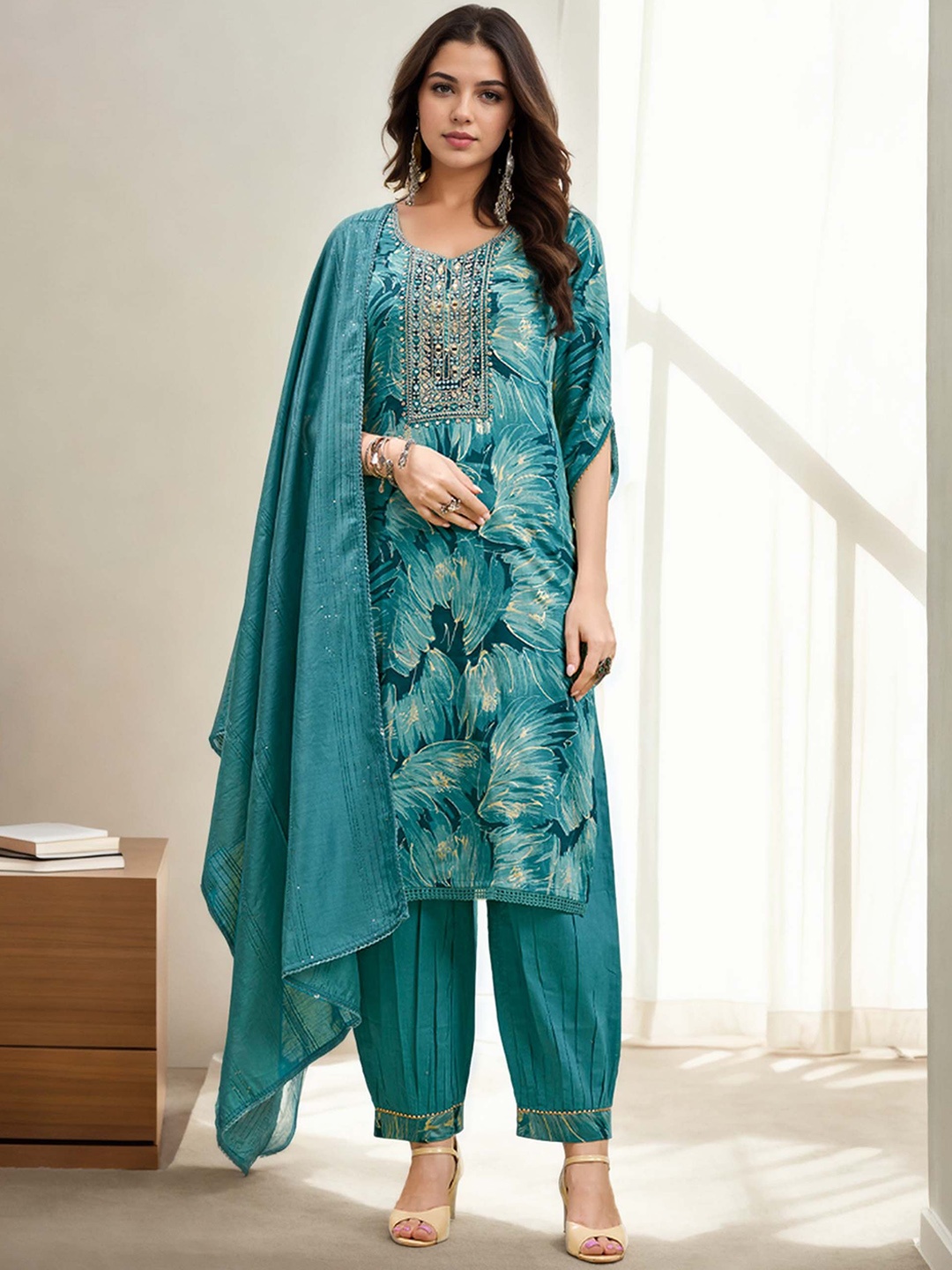 

Anouk Blue Floral Printed Sweetheart Neck Straight Kurta With Harem Pants & Dupatta