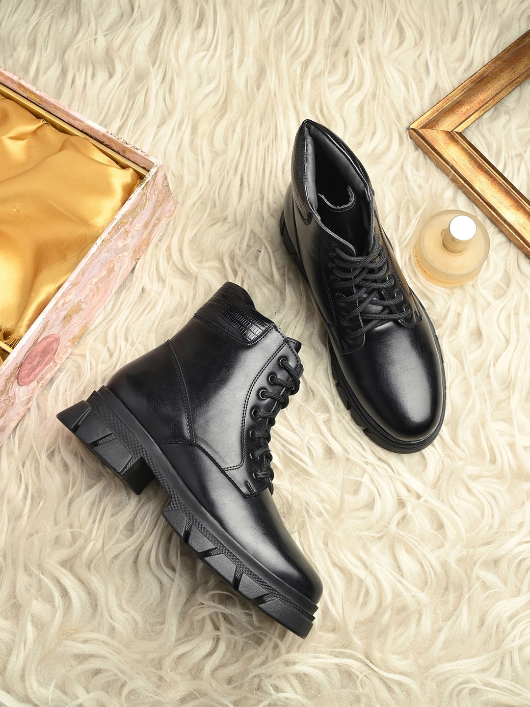 

The Roadster Lifestyle Co Round Toe Laced Up Boots, Black