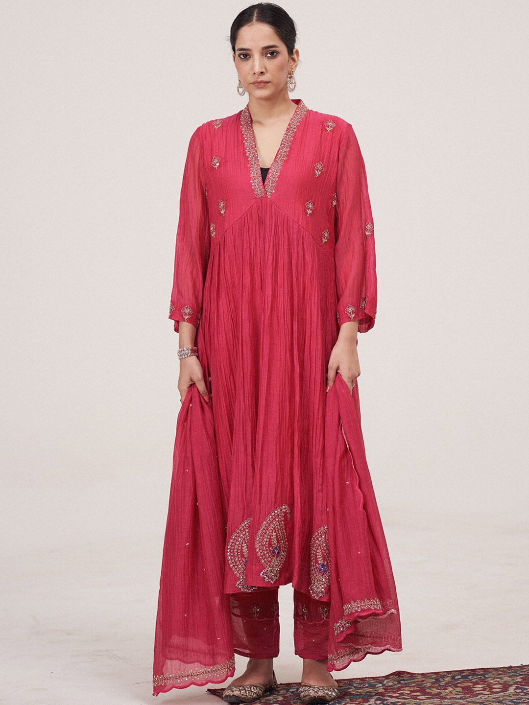 

HIRIKA&DHRUTI Women Embroidered Regular Kurta with Harem Pants, Pink