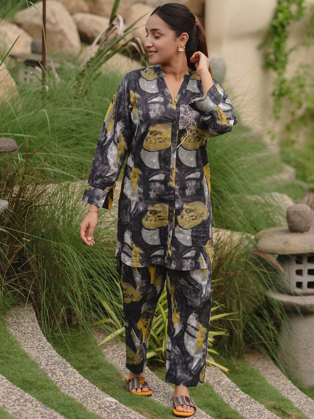 

Zeyo Abstract Printed Mandarin Collar Long Sleeves Shirt With Trouser, Grey