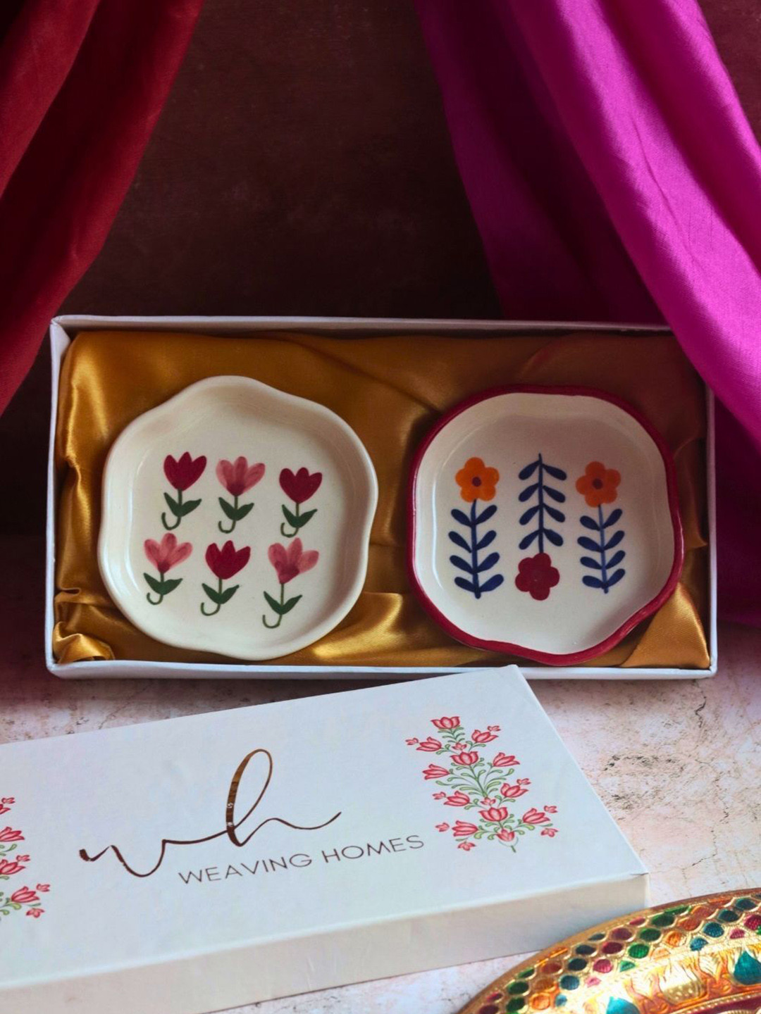 

WEAVING HOMES Red & White 2 Pieces Floral Printed Ceramic Dishwasher Safe Dessert Plates