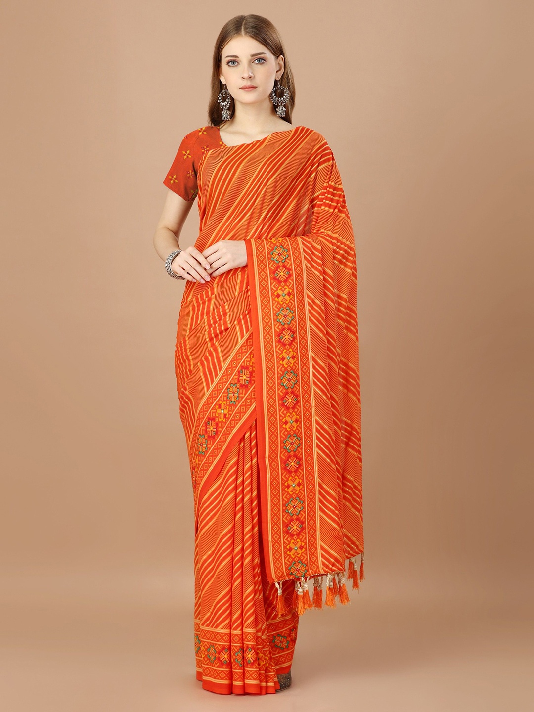 

DIVASTRI Striped Printed Saree With Blouse Piece, Orange