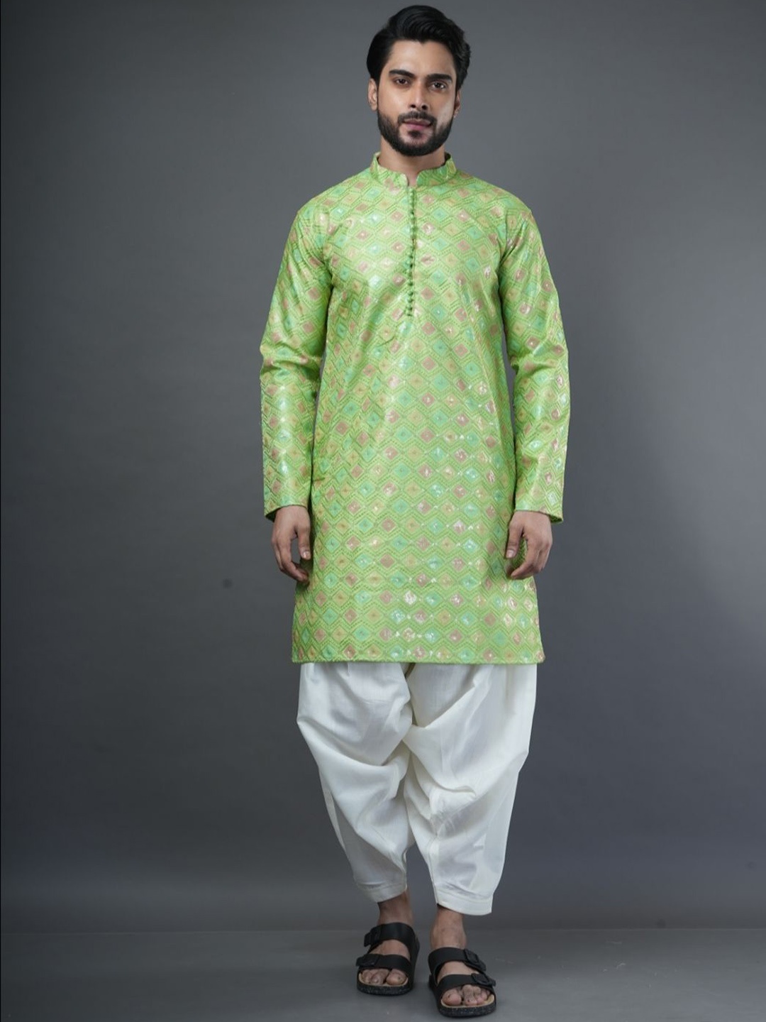 

ARYA Geometric Embroidered Mandarin Collar Long Sleeves Regular Sequinned Pure Silk Kurta, Green