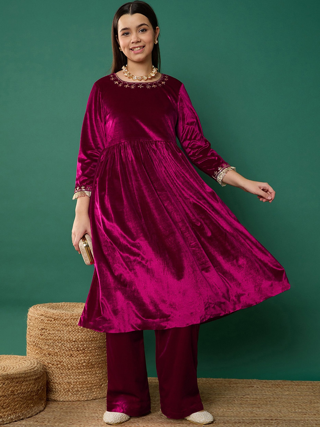 

Noh.Voh - SASSAFRAS Kids Girls Embroidered Empire Velvet A-Line Kurta with Trousers, Fuchsia