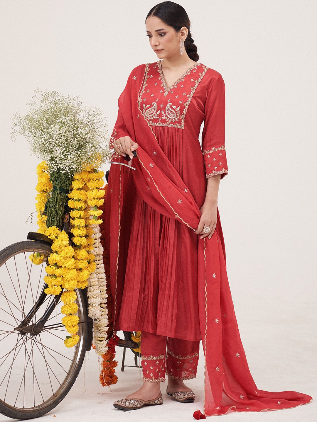 

HIRIKA&DHRUTI Women Embroidered Kurta with Harem Pants & With Dupatta, Red