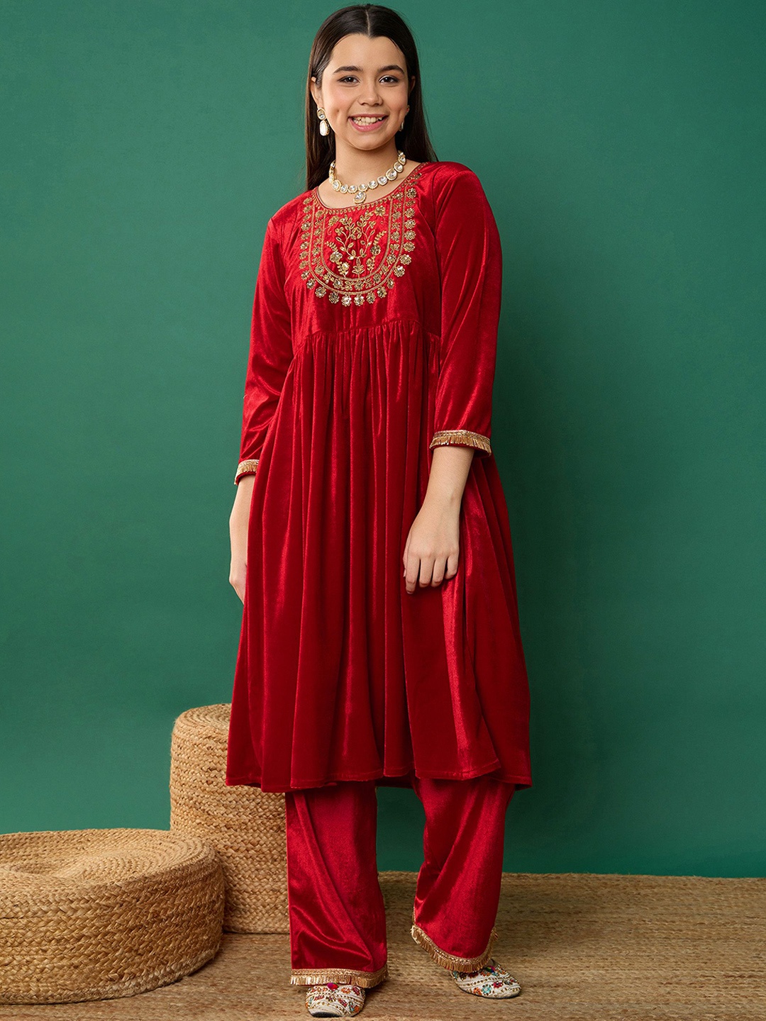 

Noh.Voh - SASSAFRAS Kids Girls Embroidered Panelled Velvet Anarkali Kurta with Trousers, Red