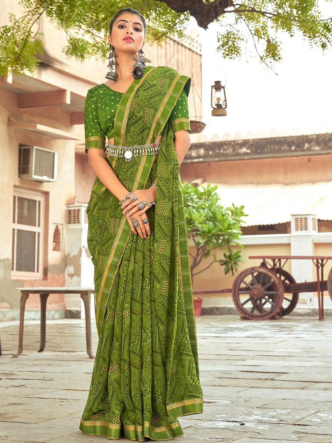 

DIVASTRI Abstract Printed Zari Saree, Green