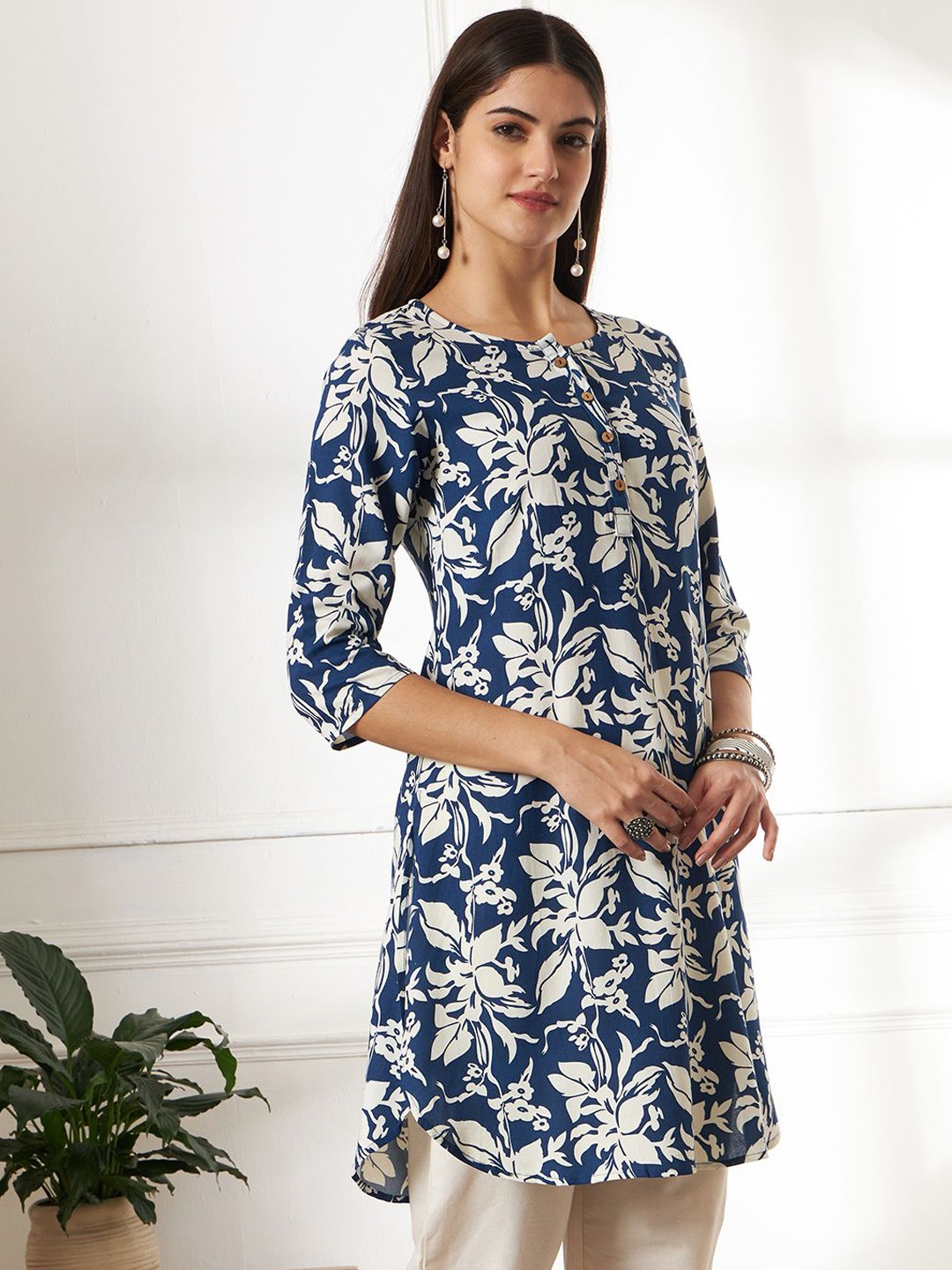 

Anouk Rustic Floral Printed Round Neck Three-Quarter Sleeves Regular Straight Kurta, Navy blue