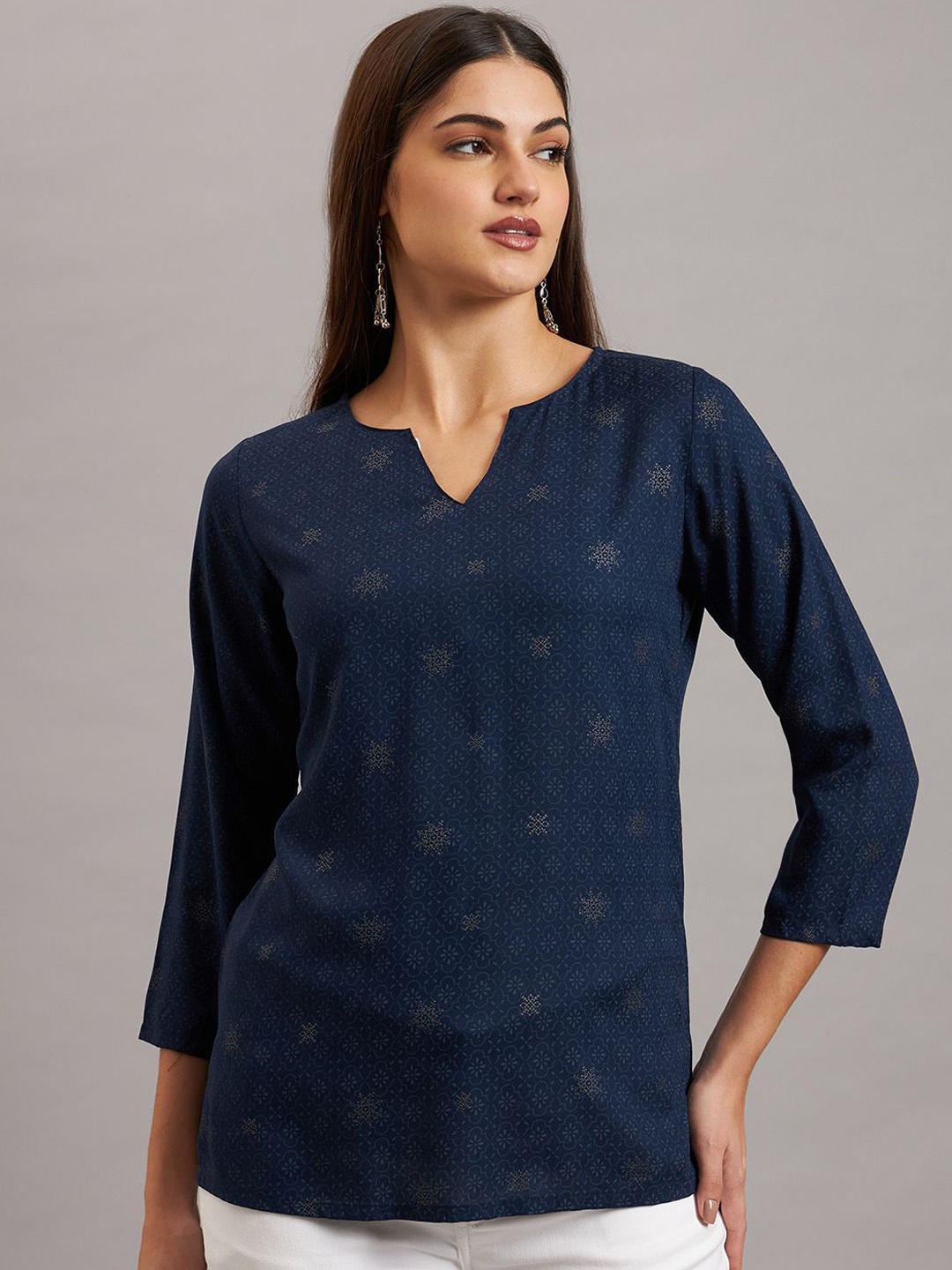 

Ojjasvi Floral Printed Notch Neck Straight Kurta, Navy blue