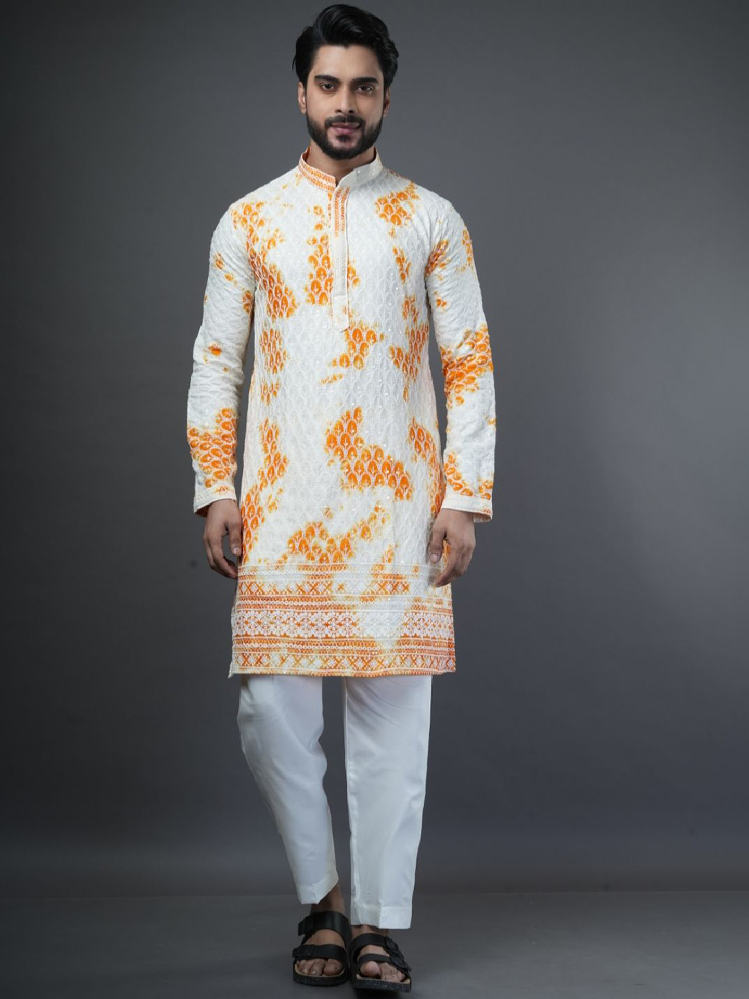 

ARYA Men Geometric Embrodiered Mandarin Collar Straight Kurta, Yellow