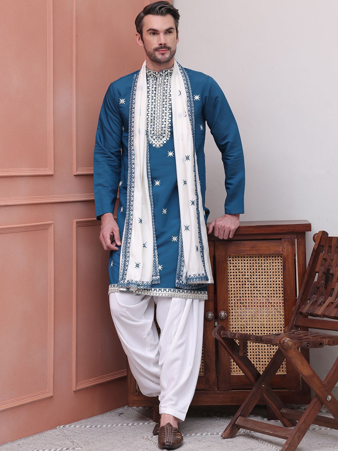 

Jompers Geometric Embroidered Mandarin Collar Regular Kurta With Salwar With Dupatta, Blue