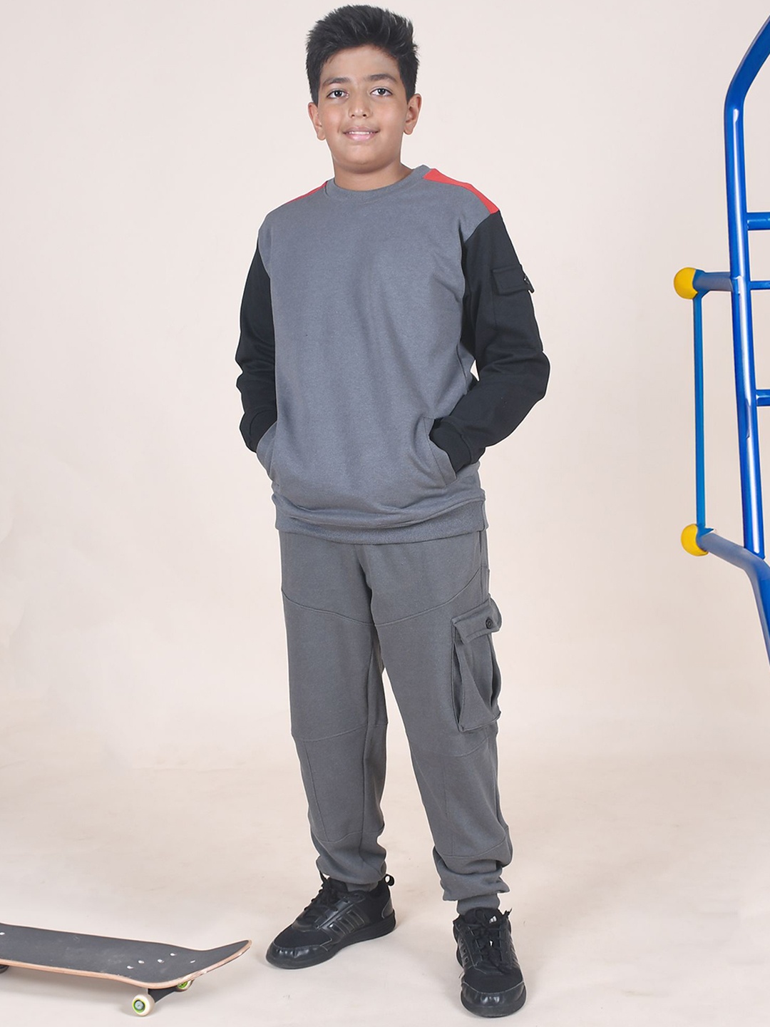 

KiddoPanti Boys Fleece Round Neck Sweatshirt With Cargo Track Pant Set, Grey