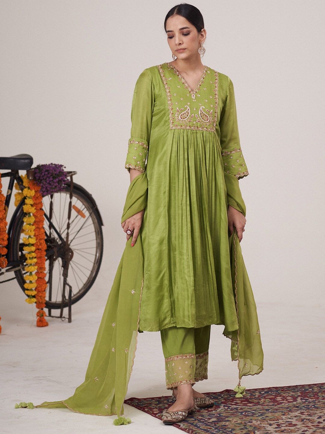 

HIRIKA&DHRUTI Women Embroidered Kurta with Harem Pants & With Dupatta, Green