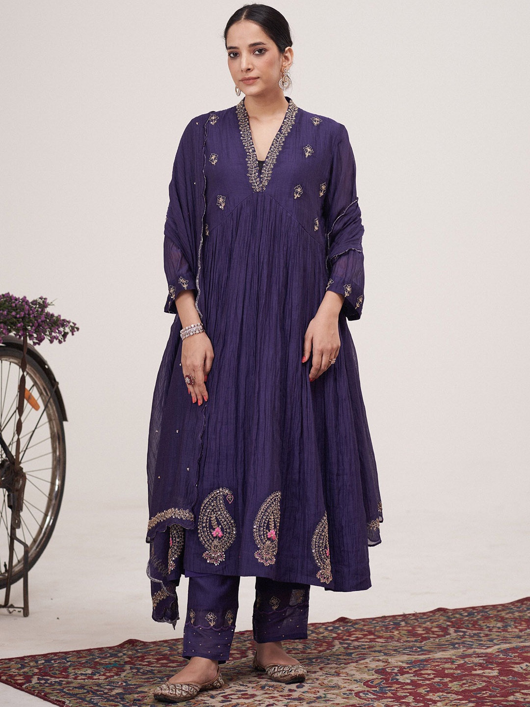 

HIRIKA&DHRUTI Women Embroidered Regular Kurta with Harem Pants, Purple