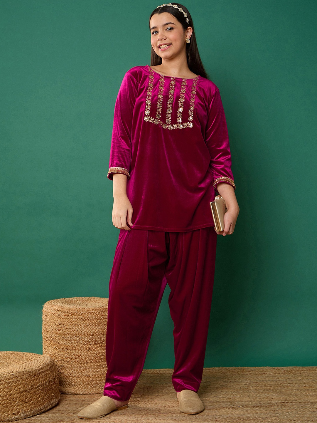 

Noh.Voh - SASSAFRAS Kids Girls Floral Embroidered Regular Velvet Kurti with Salwar, Fuchsia