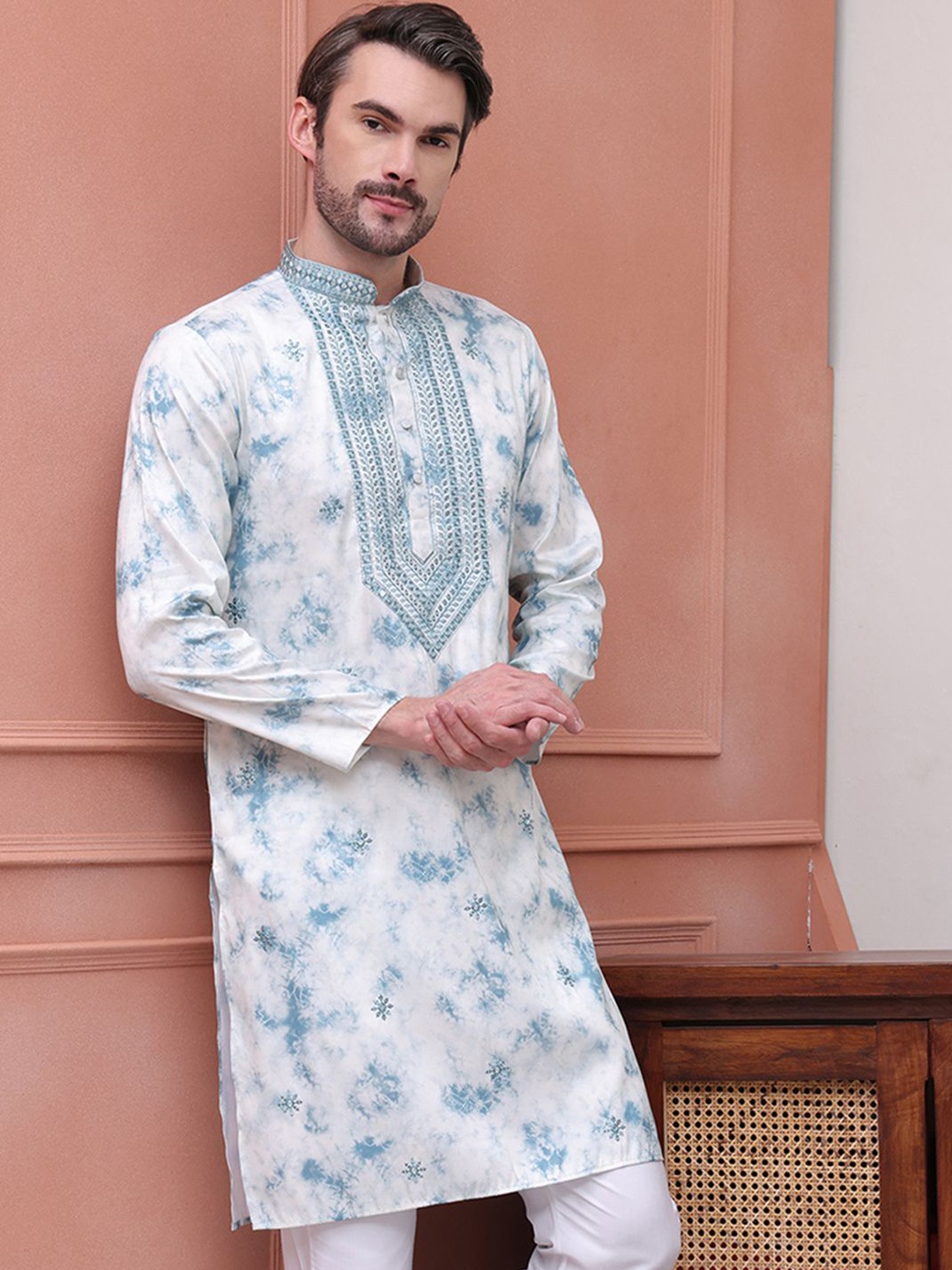 

Jompers Mandarin Collar Floral Embroidered Thread Work Straight Kurta, Turquoise blue