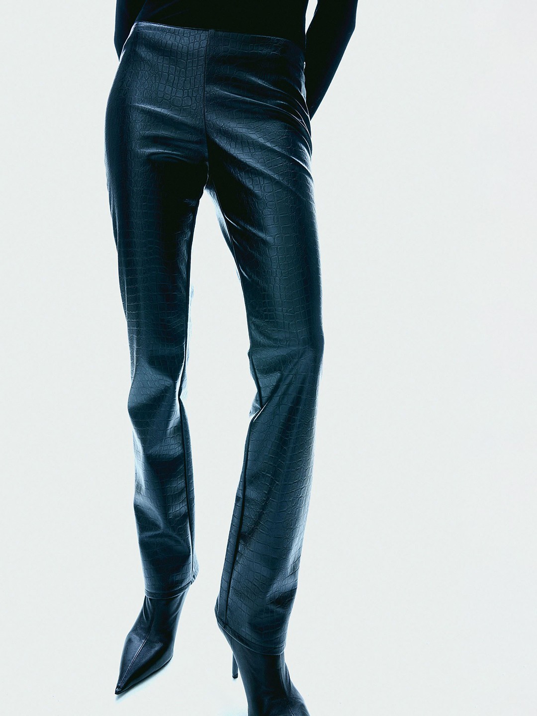 

H&M Women Mid-Rise Straight Coated Trousers, Black