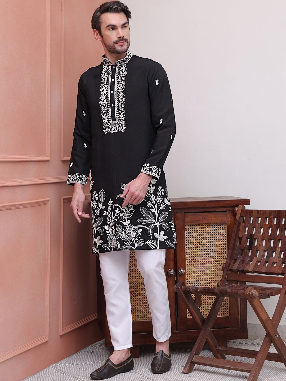 

Jompers Floral Embroidered Mandarin Collar Long Sleeves Regular Kurta With Pyjama, Black