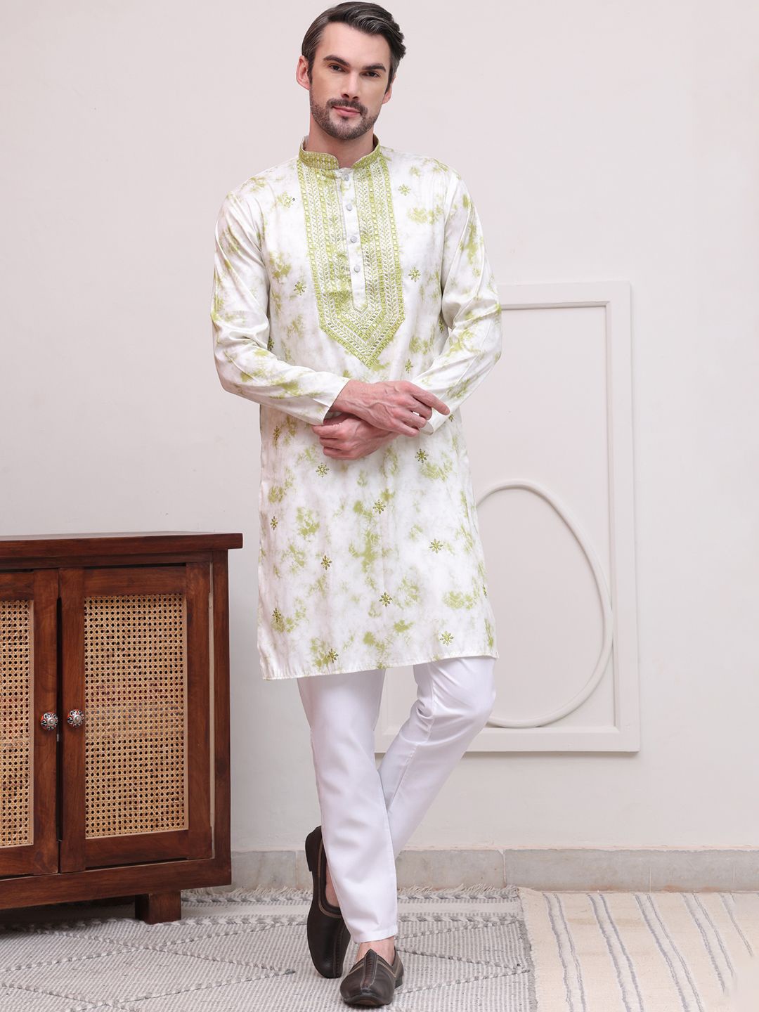 

Jompers Abstract Printed Mandarin Collar Regular Thread Work Straight Kurta With Pyjama, Green