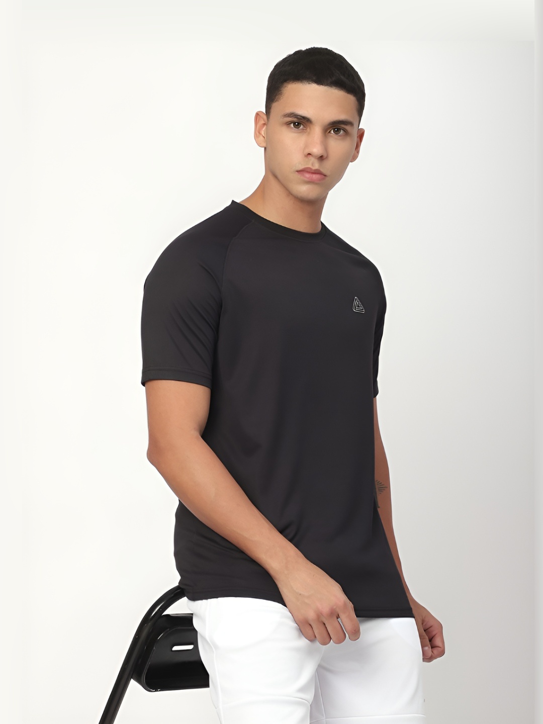 

R&B Men Solid Round Neck T-shirt, Black