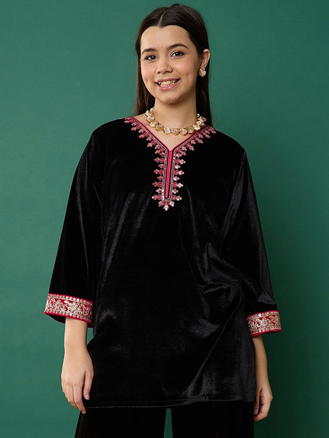 

Noh.Voh - SASSAFRAS Kids Girls Floral Embroidered Sequins V-Neck Velvet Short Kurta, Black