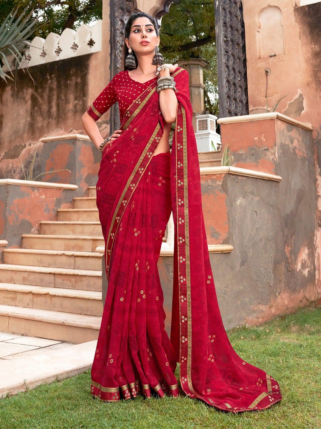 

DIVASTRI Women Embellished Saree With Blouse Piece, Red