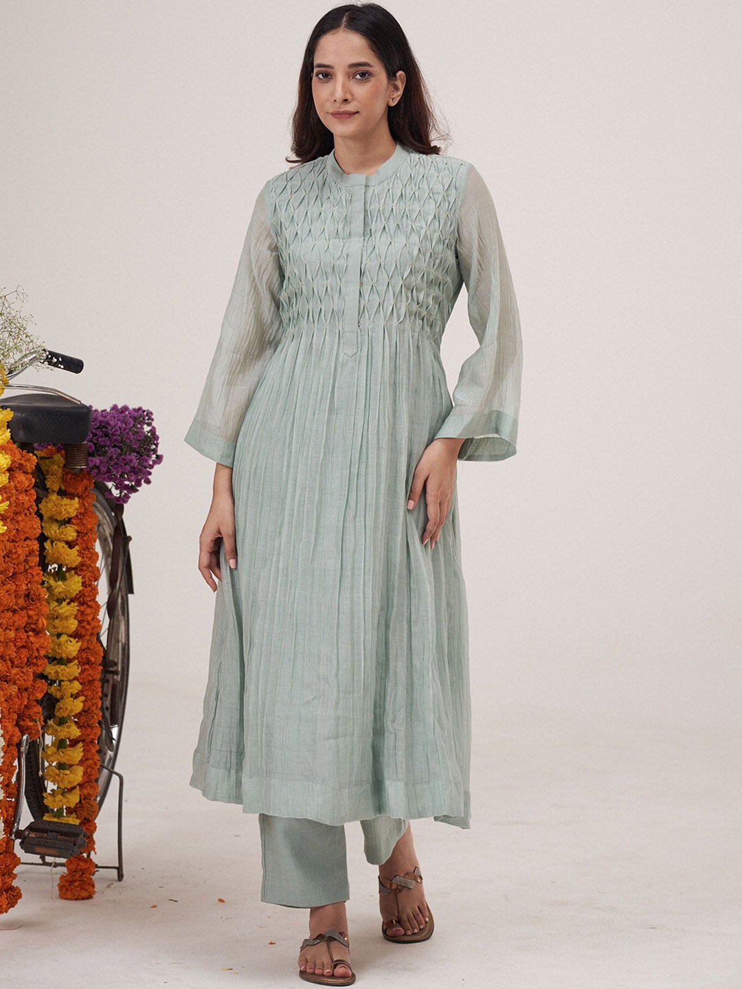 

HIRIKA&DHRUTI Women Embroidered Kurta with Harem Pants, Blue