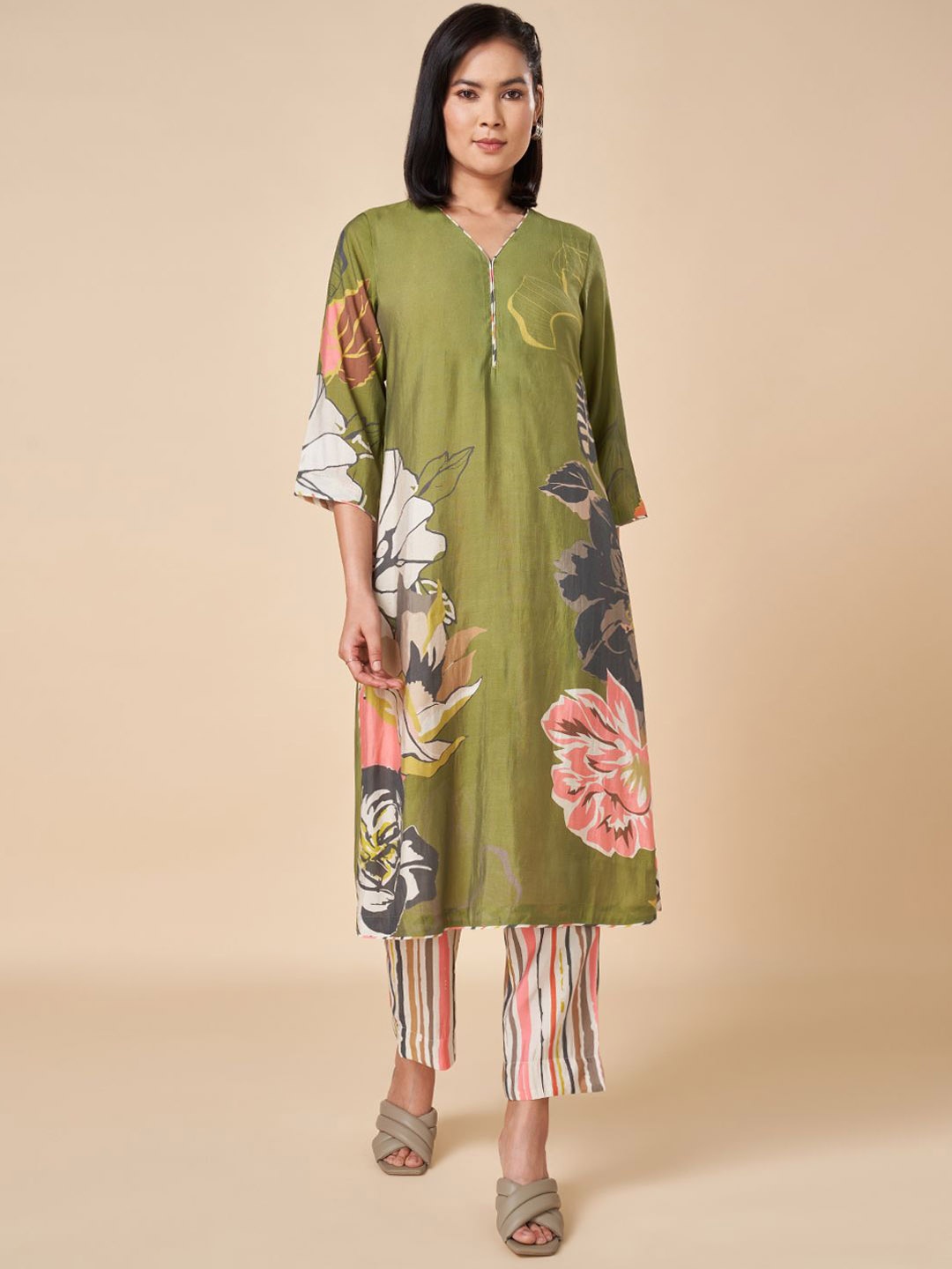 

Marigold Lane Floral Printed V-Neck Straight Kurta, Green