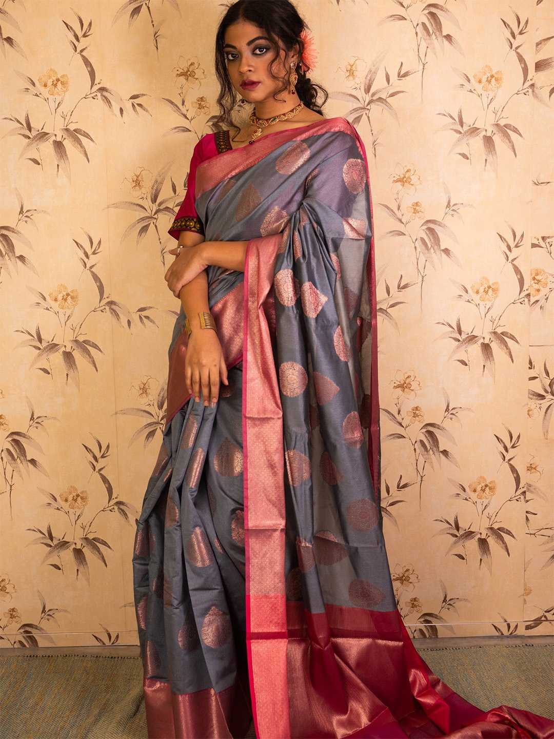 

Uttariya Zari woven Banarasi Silk Saree, Grey