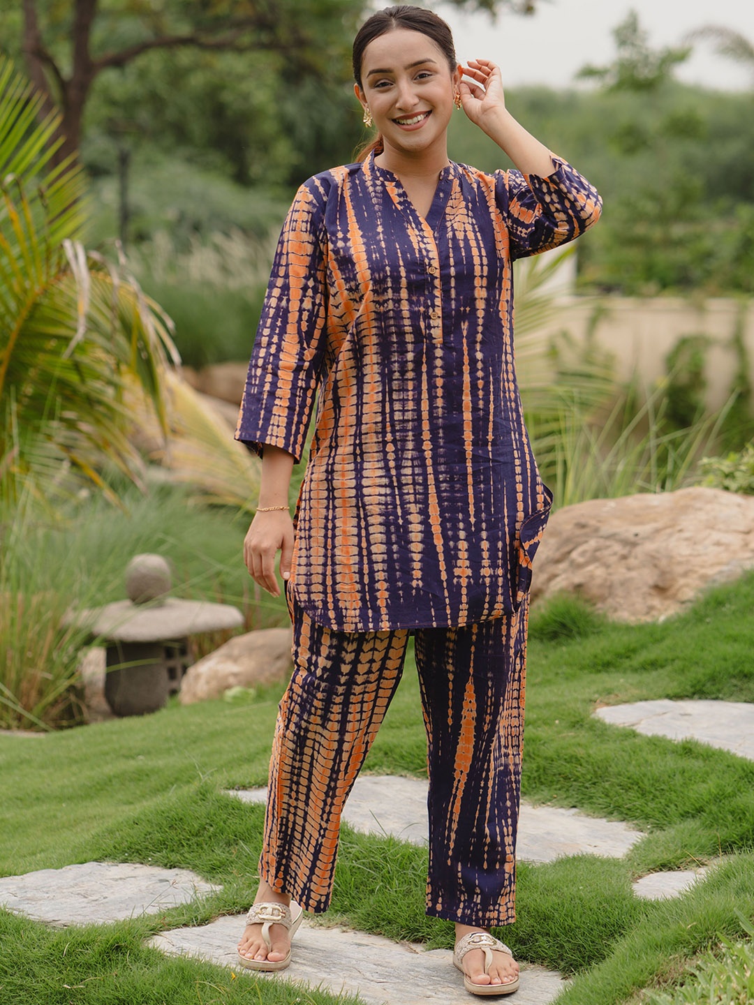 

Zeyo Abstract Dyed Mandarin Collar Three-Quarter Sleeves Top With Palazzo, Navy blue
