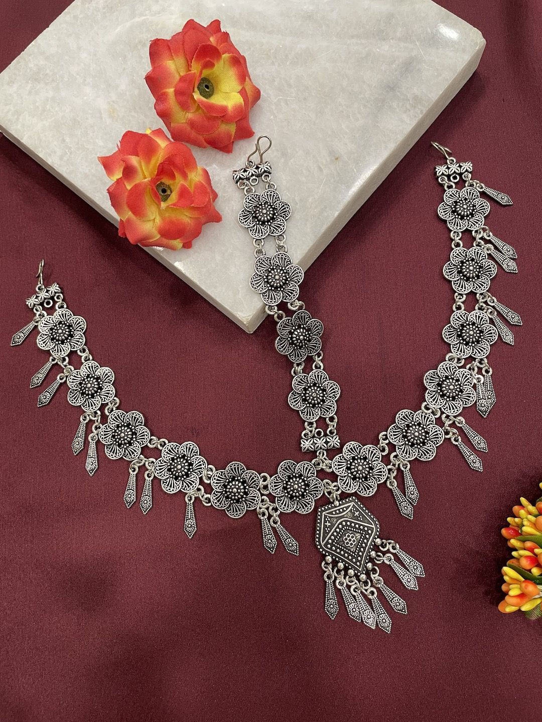 

Digital Dress Room Silver Flower Design Borla Matha Patti