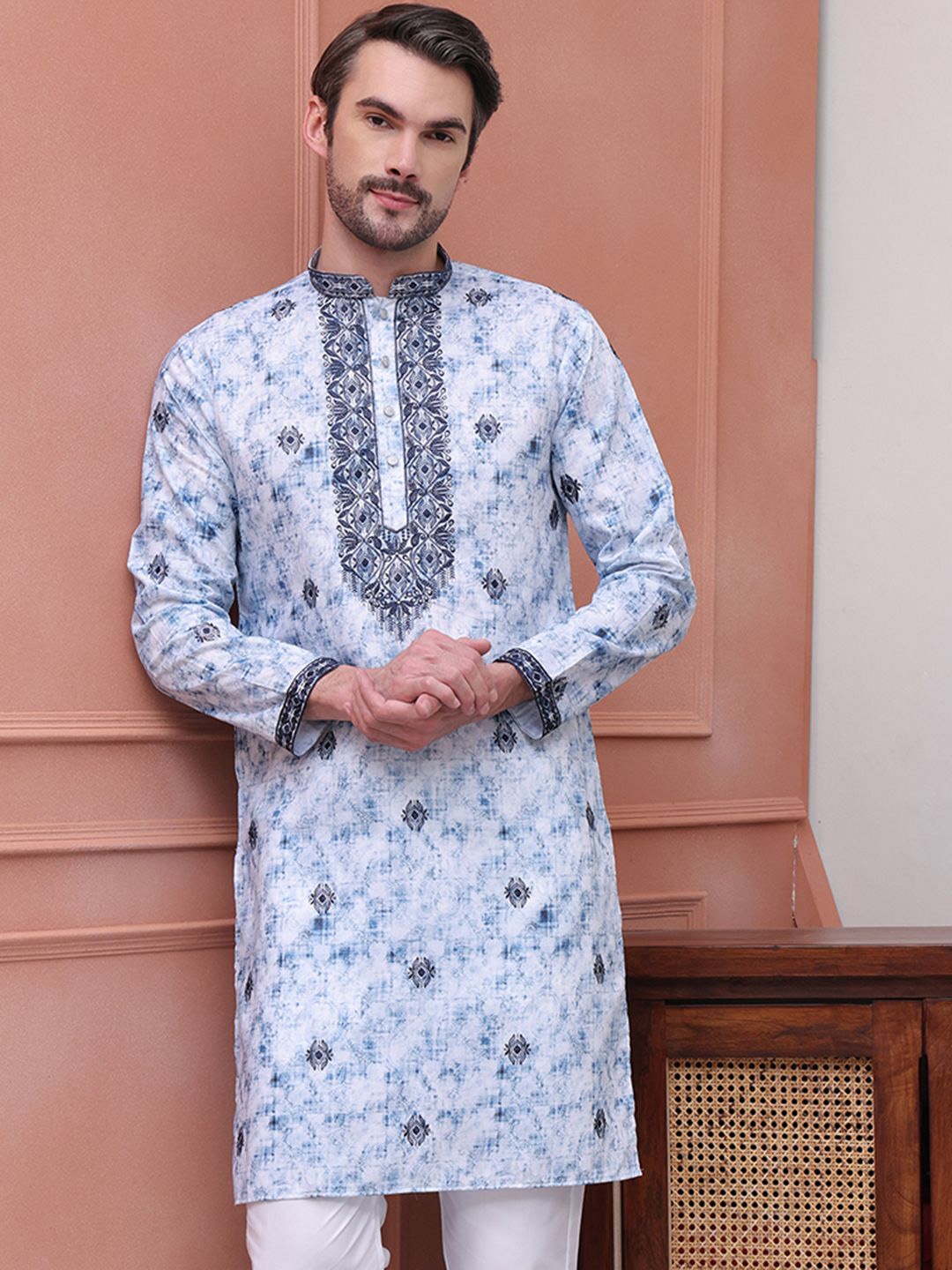 

Jompers Ethnic Motifs Embroidered Mandarin Collar Sequinned Straight Kurta, Blue