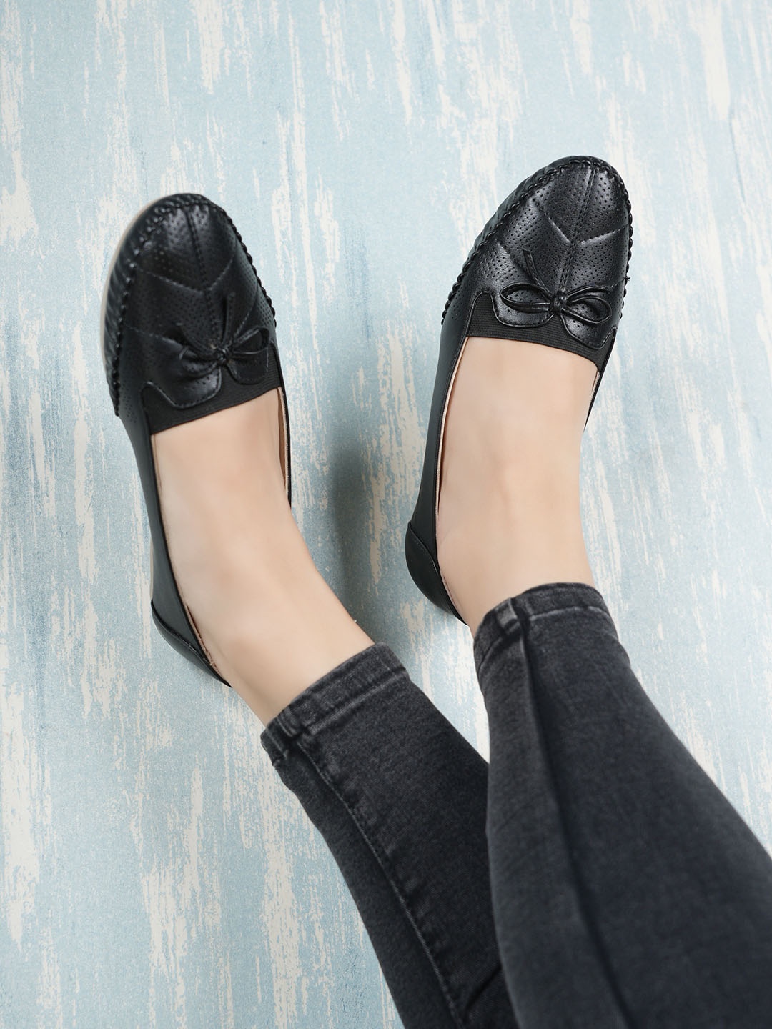 

Roadster Women Textured Ballerinas Flats, Black