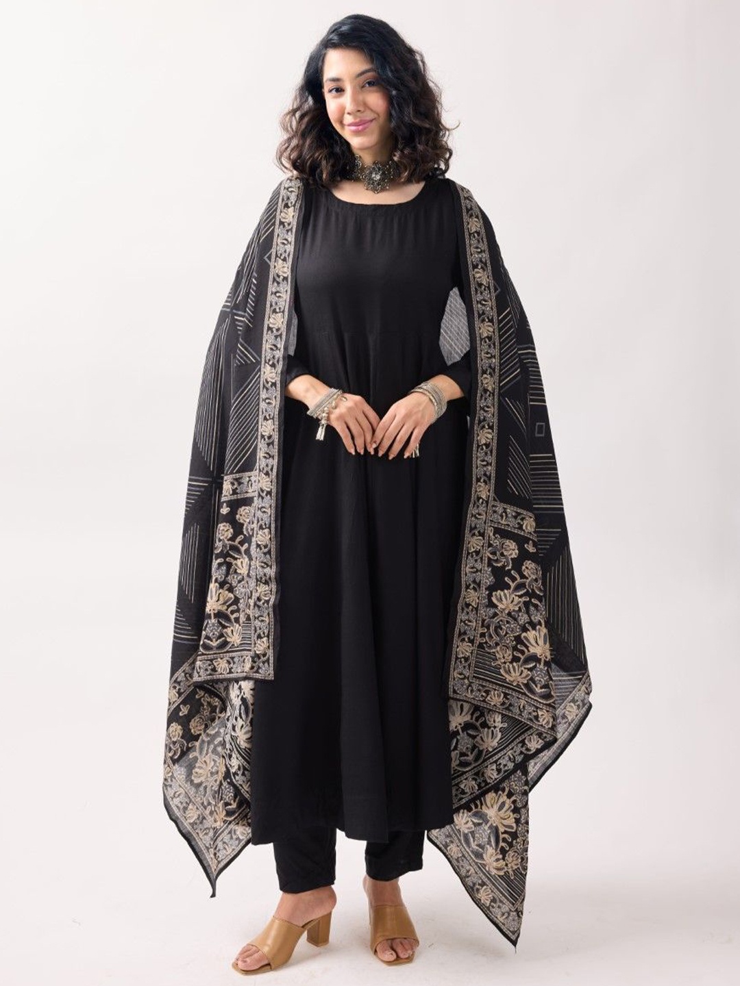 

KERI PERRY Women Solid Anarkali Kurta & Palazzo With Printed Dupatta, Black