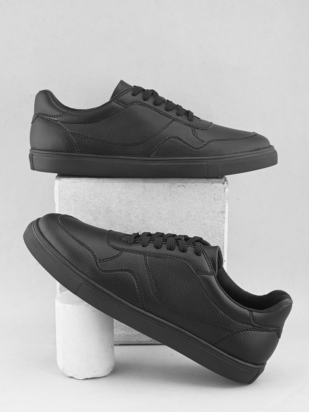 

The Roadster Lifestyle Co Men Textured Sneakers, Black